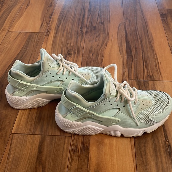 Women’s Nike Air Huarache Run SE size 8.5. Igloo green - Picture 2 of 8